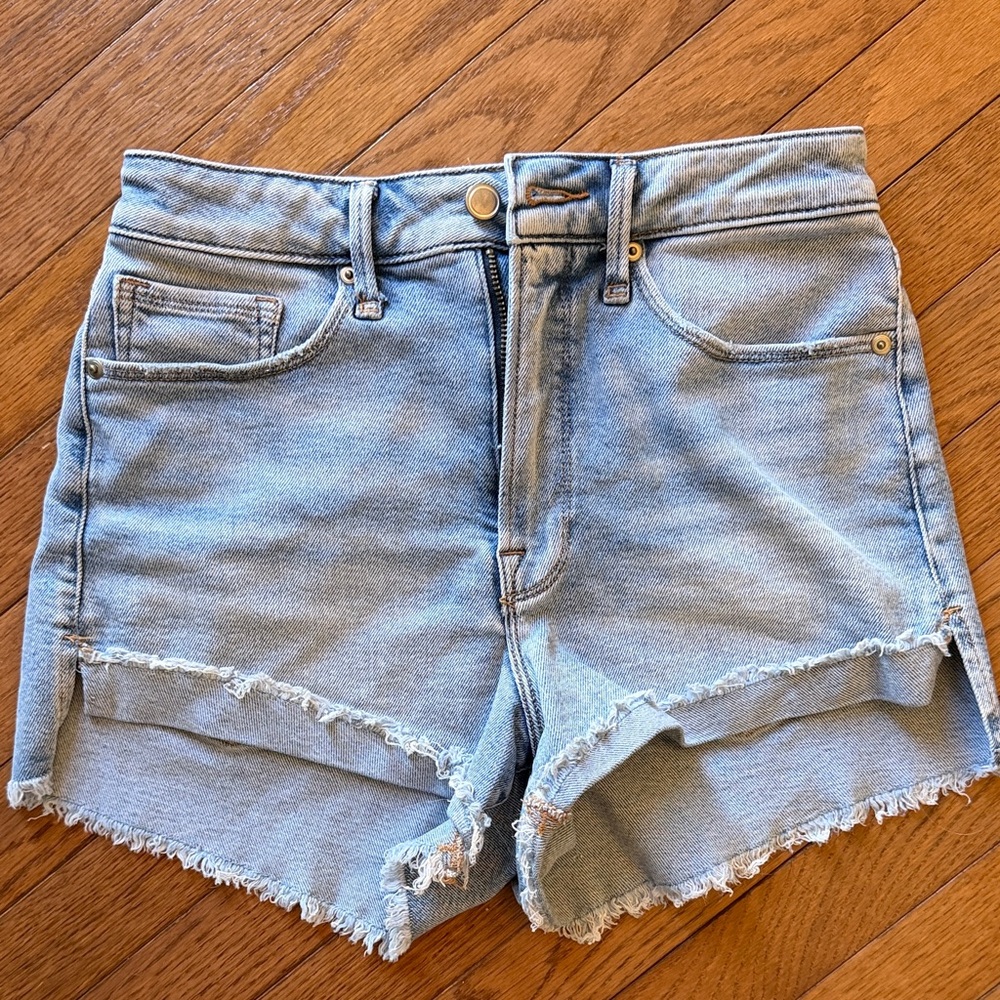 Good American light wash Raw-Hem Denim Shorts size 27